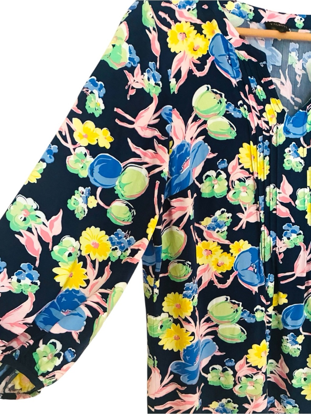 Talbots Sz MEDIUM Navy Yellow Floral Split-Neck Pintuck Pleat 3/4 Sleeve Blouse - Picture 6 of 9